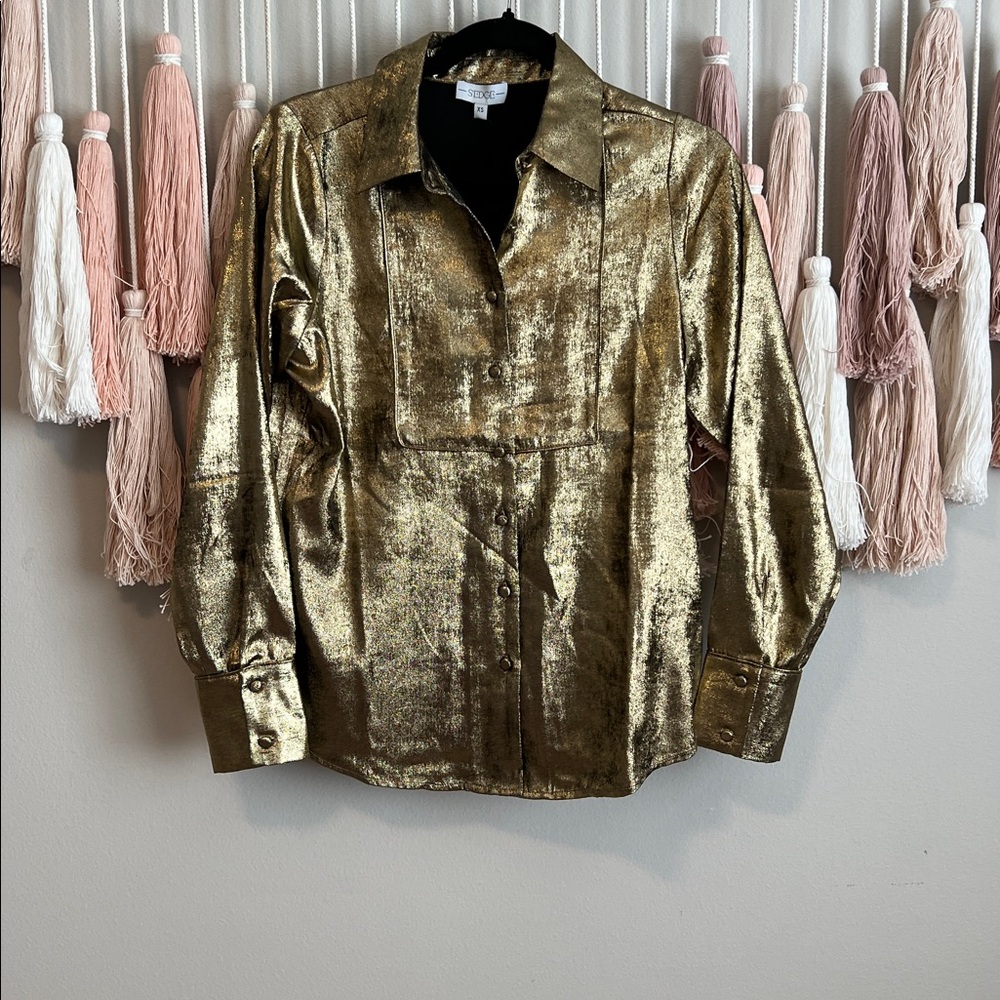 Sedge size  XS

Gold Metallic Button-Up Shirt